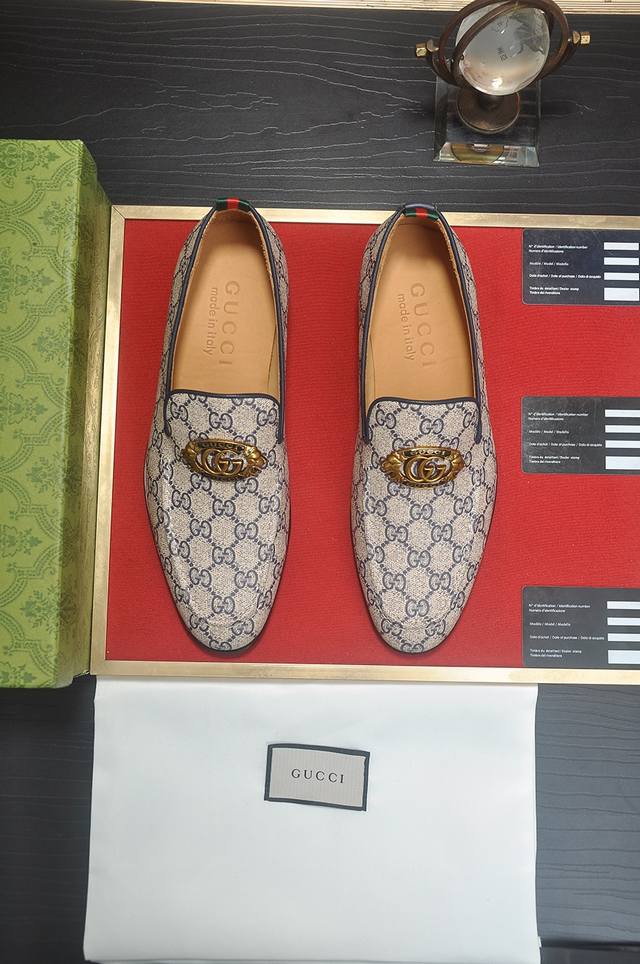 出厂价 意大利顶级奢侈男鞋巨头 Gucci 古奇 全牛皮内里 新款报到原汁原味的欧式风格 赏心悦目为了让鞋子更加耐用不变形制作继续沿用传统做法 但仍然不乏创新皮